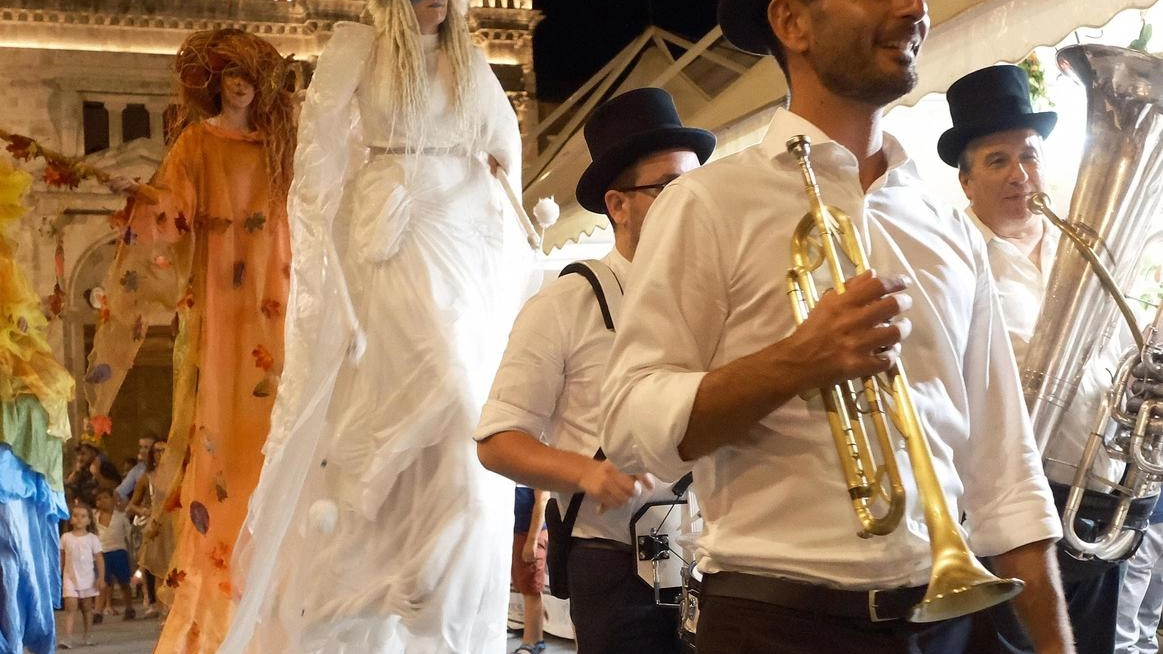 Il bianco farà da sfondo alla festa