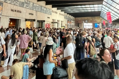 La folla alla stazione di Firenze Santa Maria Novella nella mattina del 19 luglio