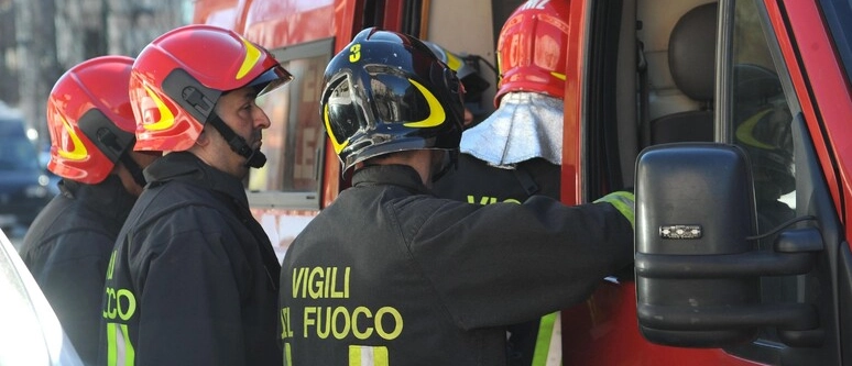 Camper in fiamme, famiglia intossicata dal fumo. L’intervento dei vigili del fuoco