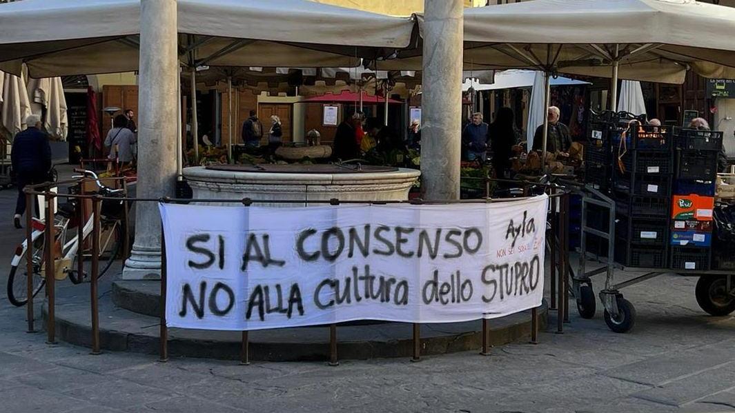 La violenza sessuale e il video. Striscione in piazza, slitta la sentenza