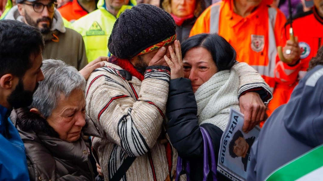 Un primo scontro sarebbe avvenuto dentro il locale, bloccato dall’intervento dei buttafuori. Avrebbe poi sbagliato strada, dividendosi dal suo gruppo. Gli ultimi messaggi con il coetaneo.