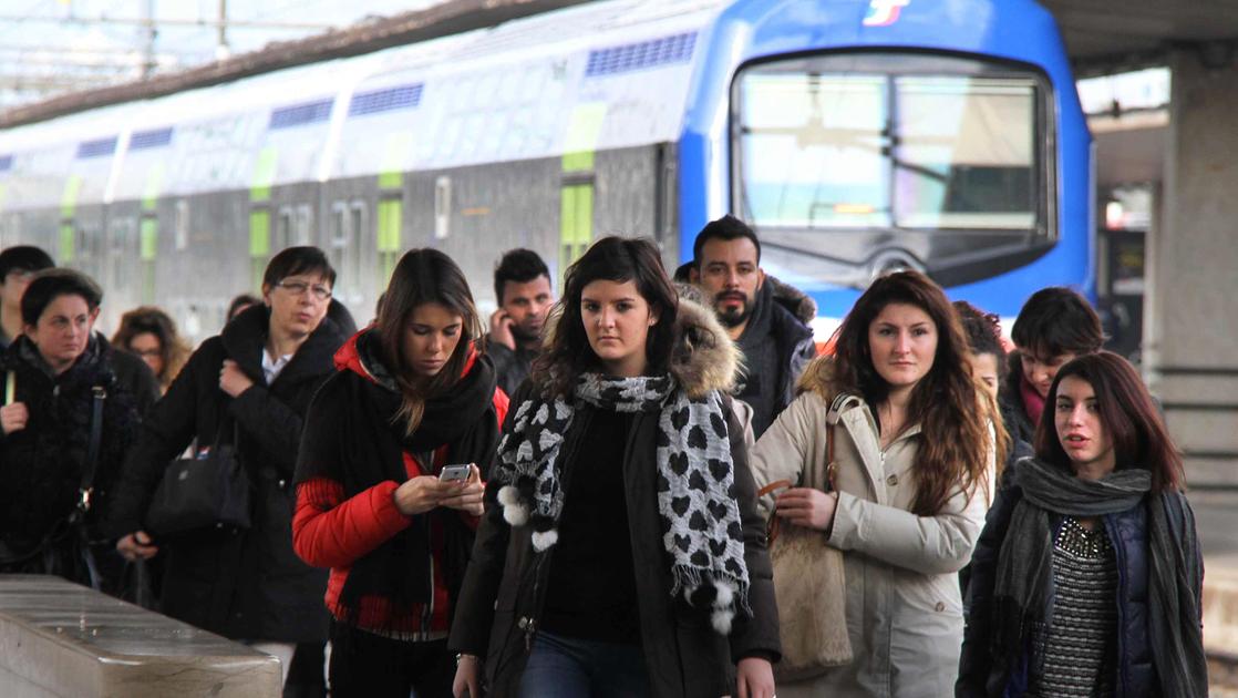 Vita da pendolare, che incubo: “Regionali, ritardi continui”. Promossa l’Alta Velocità