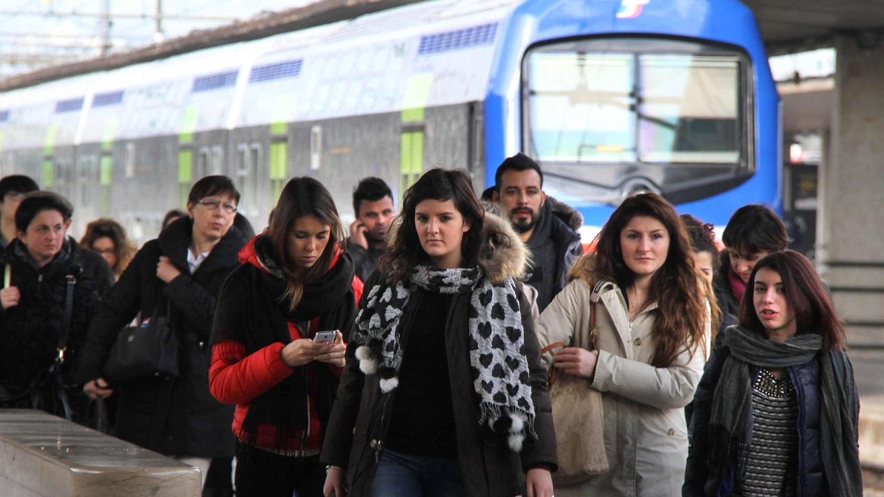 Molti pendolari si lamentano per ritardi e cancellazioni sulle linee regionali, mentre l’Alta Velocità è generalmente apprezzata