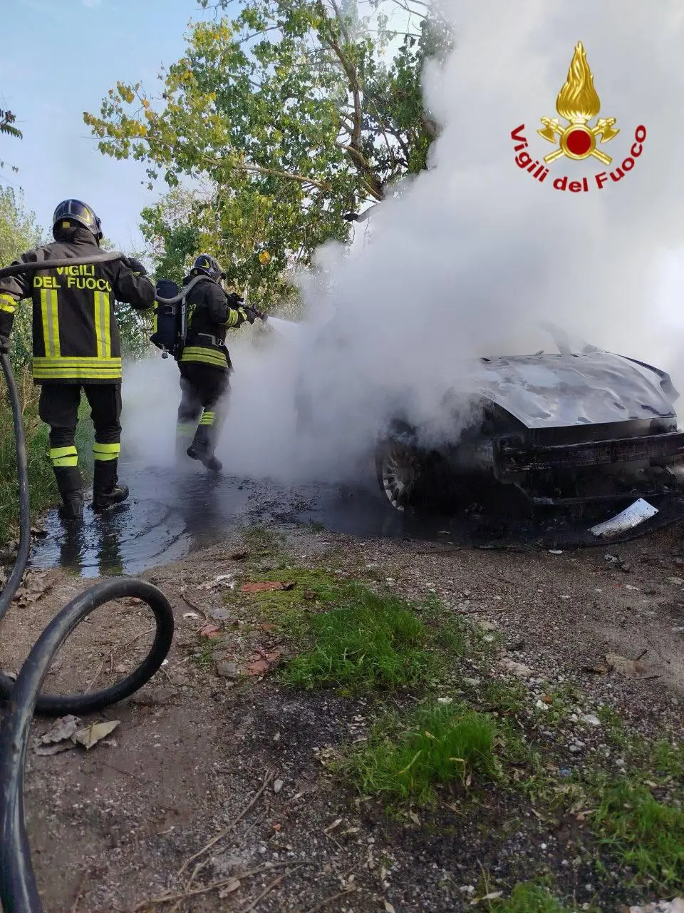 Auto a Gpl prende fuoco durante la marcia, lievi ustioni per il conducente