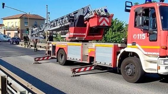 Drammatica caduta in Arno. Donna salvata dai pompieri. Ponte chiuso per oltre un’ora
