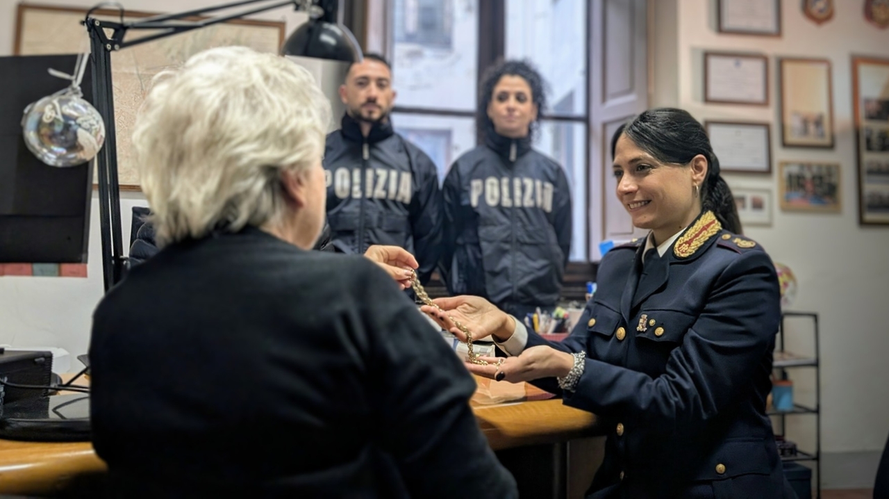 La polizia restituisce la collana alla vittima