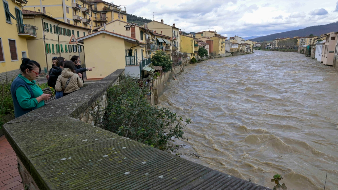 Pontassieve: la gente guarda il fiume con paura (foto Germogli)