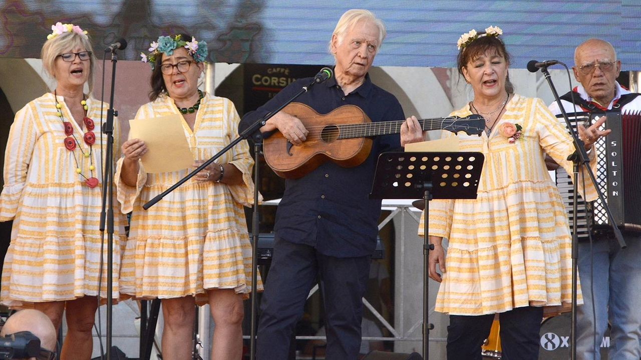 L'Associazione Maremma Cultura Popolare e il Comune di Grosseto organizzano "Tradizioni popolari in piazza" in memoria dell'antropologo Roberto Ferretti. Poeti, cantanti e gruppi folk si esibiscono per valorizzare la cultura popolare.