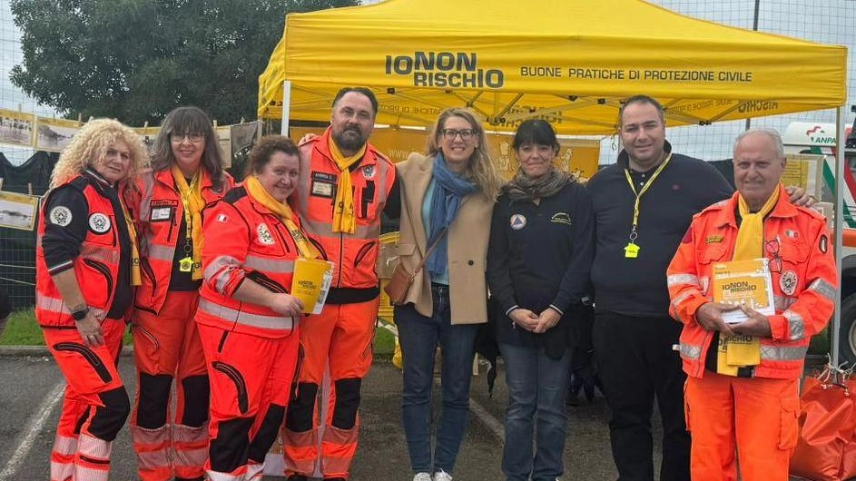 Volontari in piazza. La lezione pubblica contro le calamità: "Ecco come difendersi"