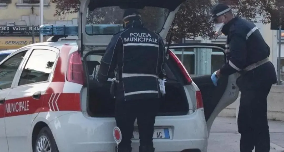 Provoca un incidente e si allontana, rintracciata dalla Polizia Municipale