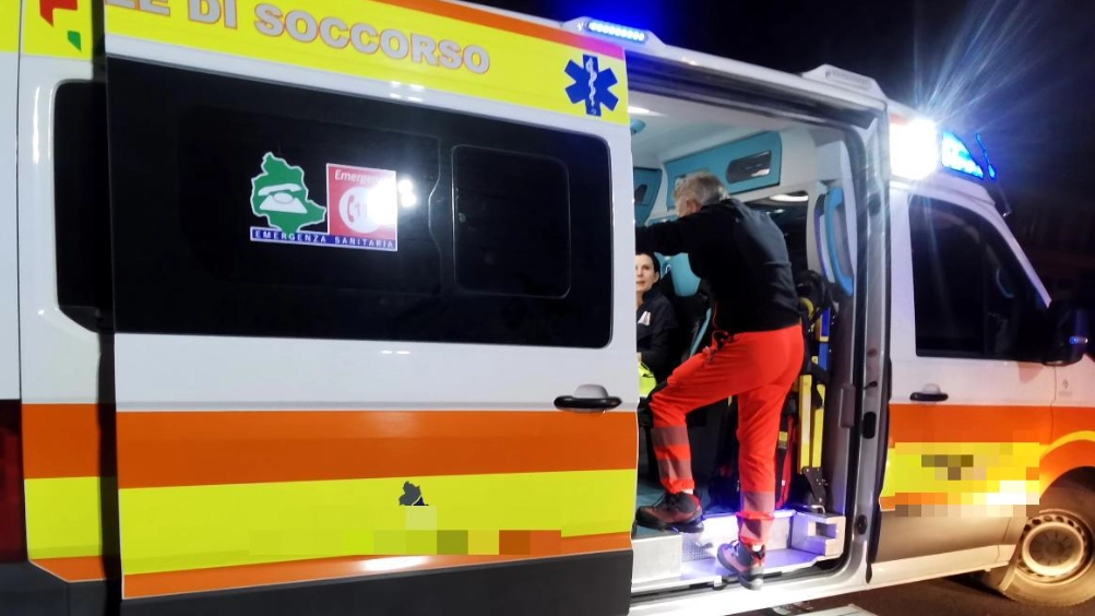 Un'ambulanza. Per l'uomo, che stava effettuando delle consegne, non c'è stato niente da fare