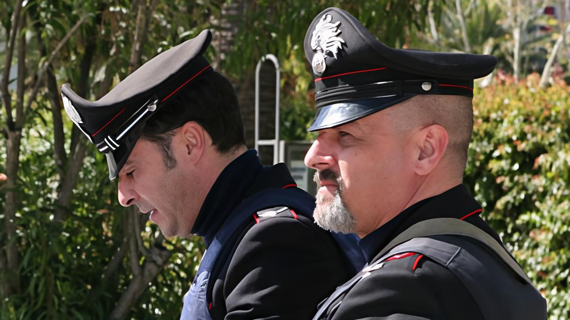 Urla e bengala per strada: "Azione contro il vigilante. Volevano occupare l’edificio"