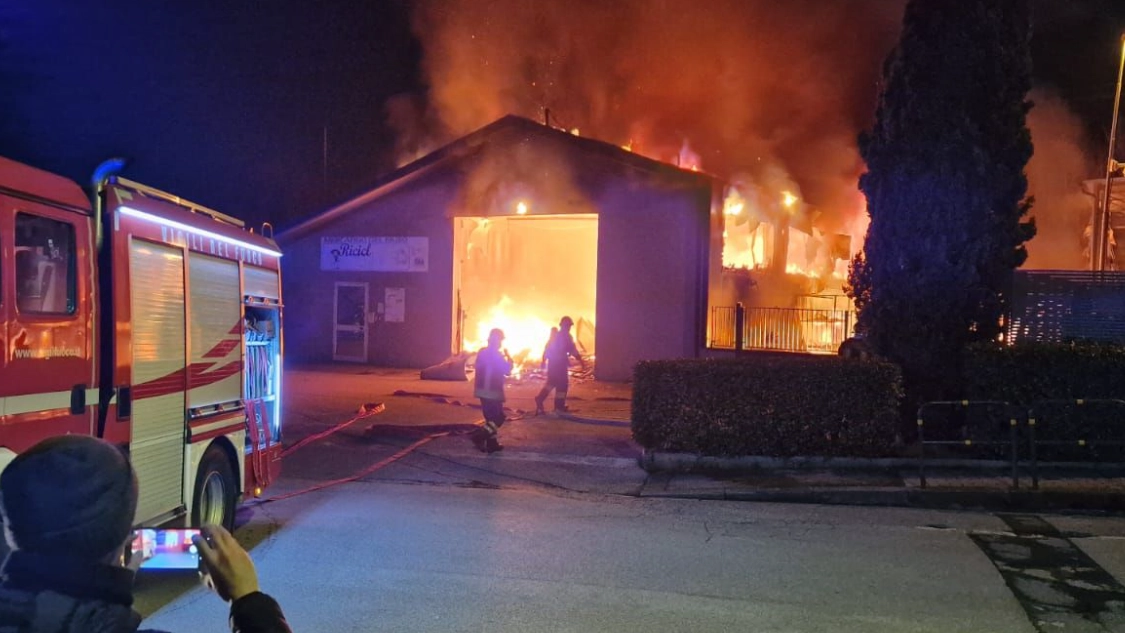 I vigili del fuoco che lavorano allo spegnimento dell'incendio dentro la struttura Riciclande (Foto da Facebook)