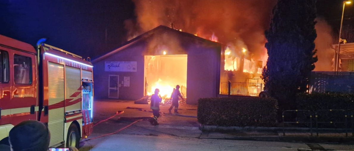 Incendio, brucia il mercatino di solidarietà: fiamme alte e gravissimi danni