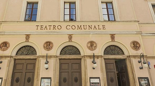 L’ingresso del Teatro comunale sulla strada che porta alla piazza centrale di Todi: sono in corso manutenzioni e operazioni di sistemazione