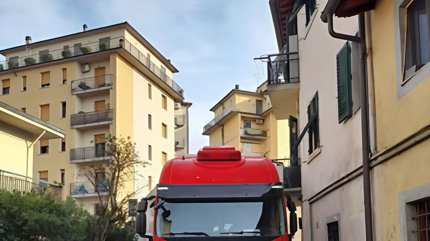 Tir ‘incastrato’ in via del Pantano. Sbaglia strada e urta un terrazzino