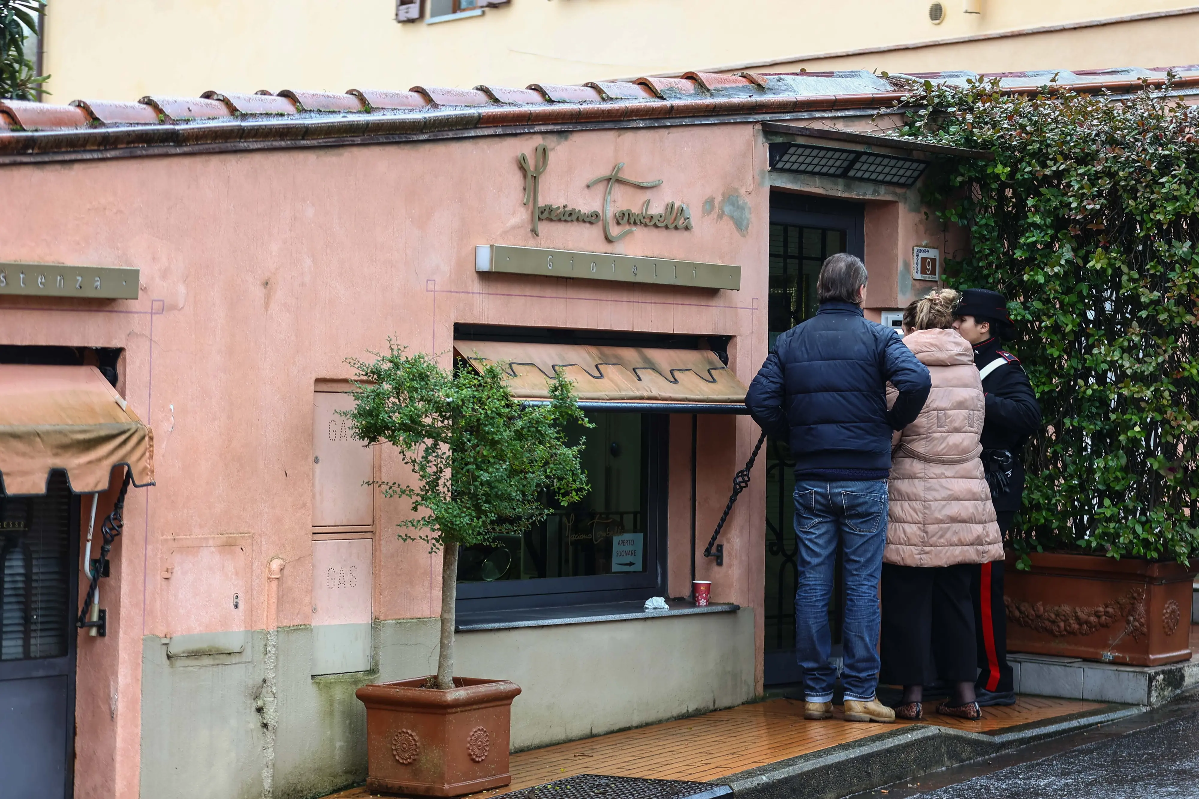 Un’altra rapina a mano armata. Assalto alla gioielleria Tombelli. “Tre giovani a volto scoperto”