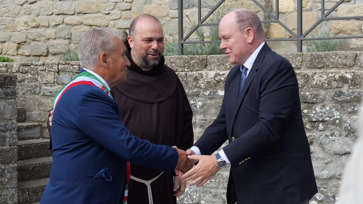 Il principe Alberto di Monaco stringe la mano al sindaco di Chiusi Giampaolo Tellini (Foto Cristini)