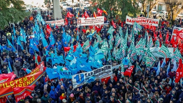 Manifestazione a Calenzano, rabbia e dolore in piazza: “Troppi morti sul lavoro, ora basta”