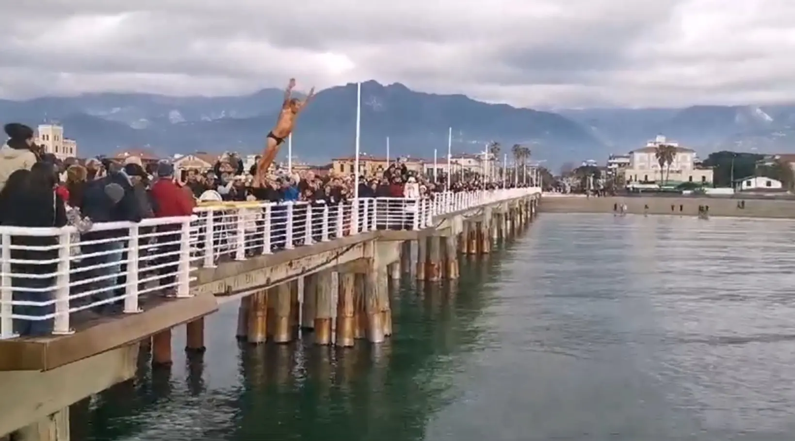 Il tuffo di capodanno dal pontile di Marina di Massa, Michele (72 anni) mantiene la promessa