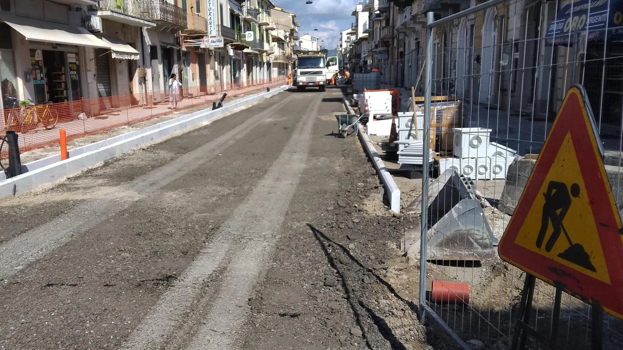 Dopo una lunga fase preparatoria, è iniziata ieri in via Mazzini nel tratto compreso tra le due strade pedonali Fratti...