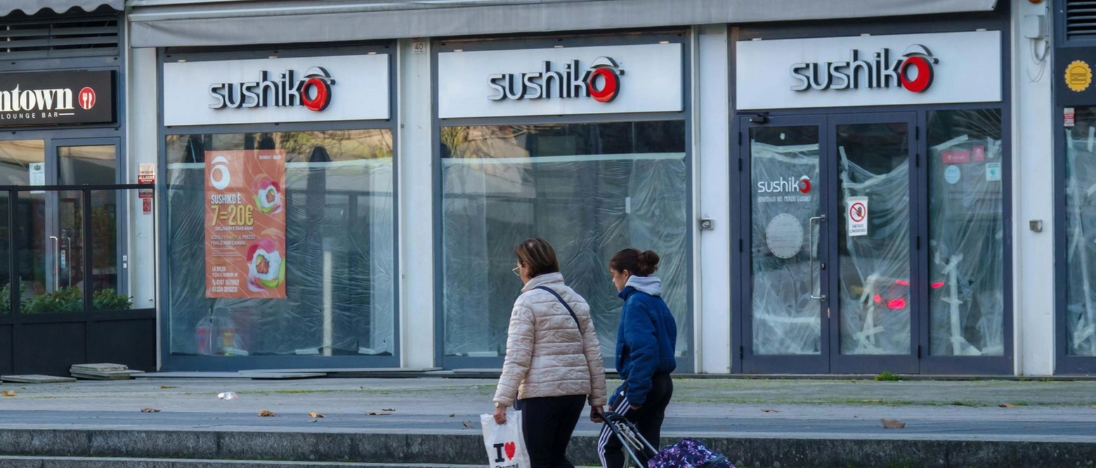 Serrande abbassate tra le attività della ristorazione che garantivano un costante flusso di persone "Adesso che si avvicina il Natale la piazza resterà senza le tradizionali luminarie a fare festa" .