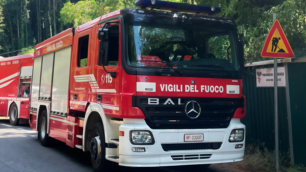 Gli incendi devastano Pelago e Reggello: fiamme minacciose vicino alle abitazioni, interventi dei vigili del fuoco e squadre di volontari per spegnere il fuoco e proteggere la foresta di Vallombrosa.