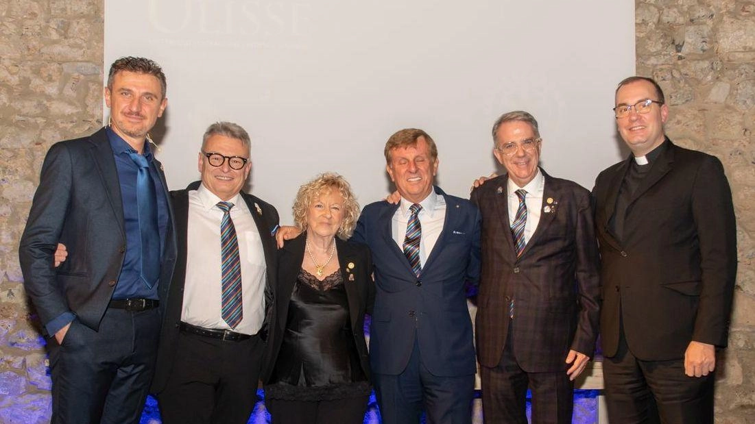 Il Rotary Club Massa Marittima organizza serata di sensibilizzazione sulla lotta alla poliomielite con la presenza dell'attore Giacomo Moscato che narra le gesta di Ulisse. Evento di successo con oltre 160 partecipanti.