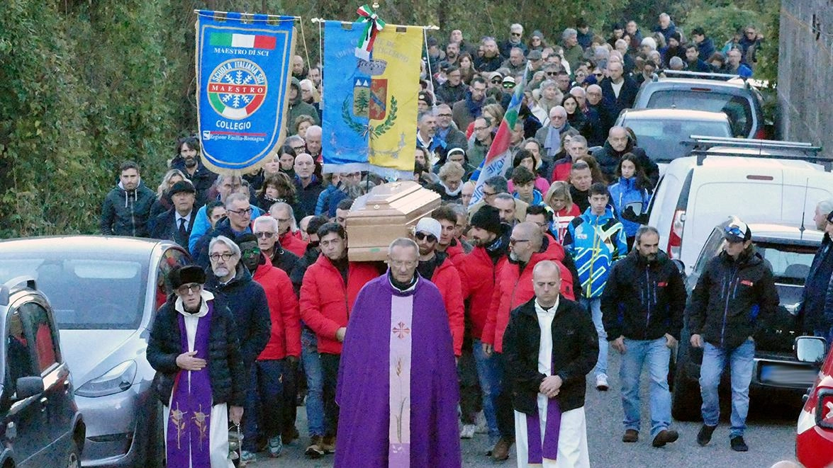 Una moltitudine di persone ha affollato Pian degli Ontani dove ieri pomeriggio si sono svolti i funerali di Marco Ceccarelli