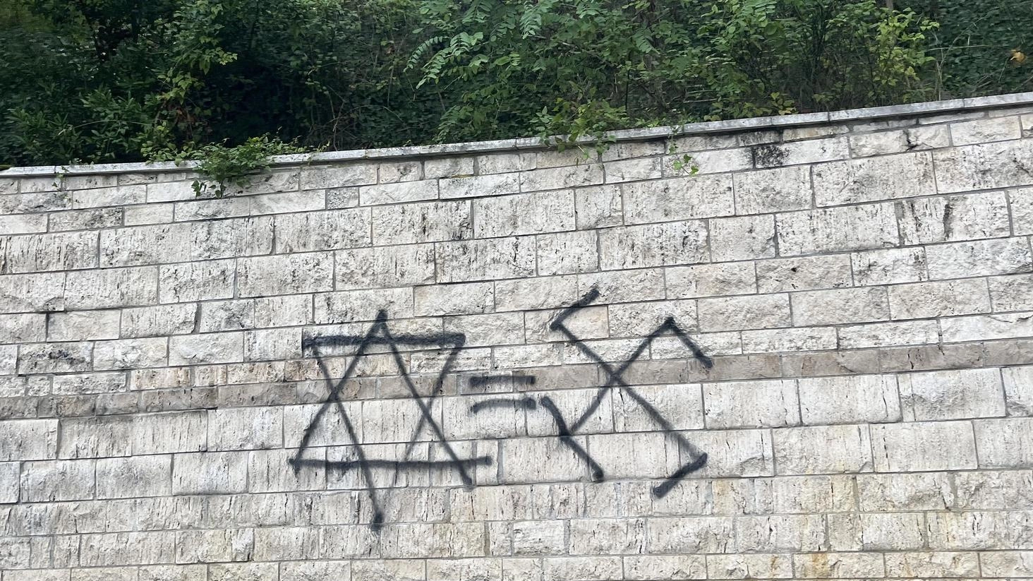 Scritte antisemite in viale Toselli. Sono apparse sul muro alla rotonda