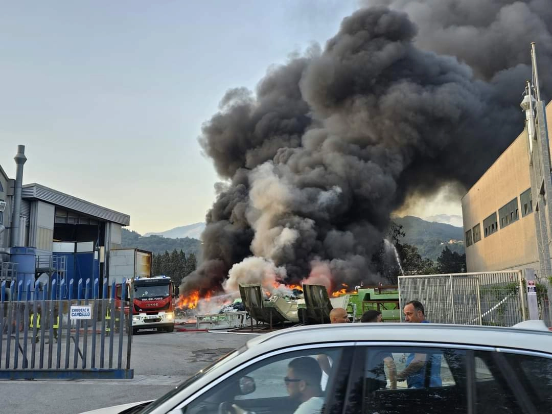 Massa, l'incendio scoppiato alla ditta Carbonovus in via Dorsale (Foto Nizza)