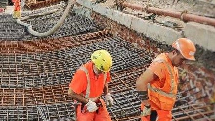 La via Quattro Querci a Serravalle è chiusa per lavori sulla linea ferroviaria Pistoia-Montecatini. I residenti chiedono barriere fonoassorbenti da anni, ma la nuova viabilità proposta non soddisfa l'amministrazione comunale. L'assessore Bruschi critica il progetto che porta il traffico nel centro abitato di Spazzavento. La rinnovata tratta Montecatini-Pistoia sarà inaugurata nel settembre 2025.