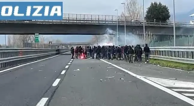 La maxi-rissa in autostrada. Arrestato un ultrà del Perugia. Ha preso a bastonate un ’rivale’