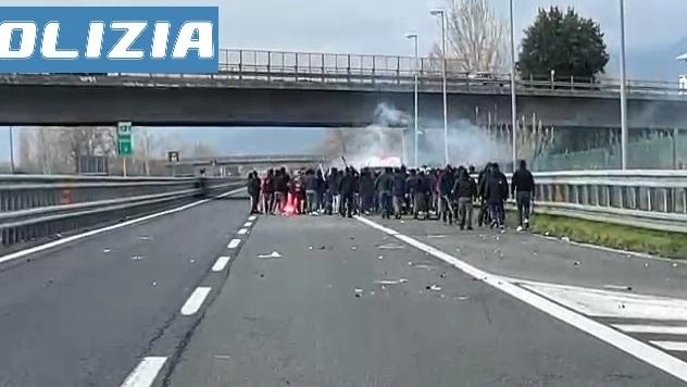 La maxi-rissa in autostrada. Arrestato un ultrà del Perugia. Ha preso a bastonate un ’rivale’