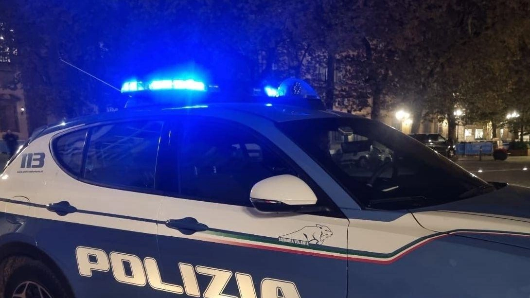 La volante del commissariato di Vittoria Apuana intervenuta per gli incendi a Pozzi