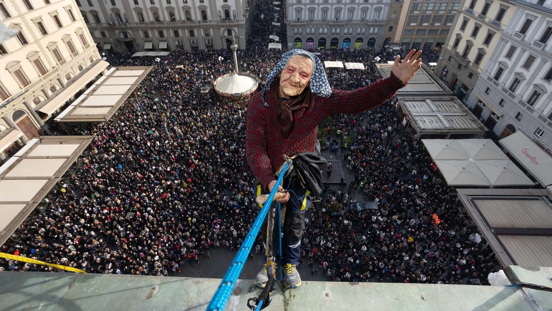 La Befana vien di giorno: migliaia nelle piazze per la “vecchietta”