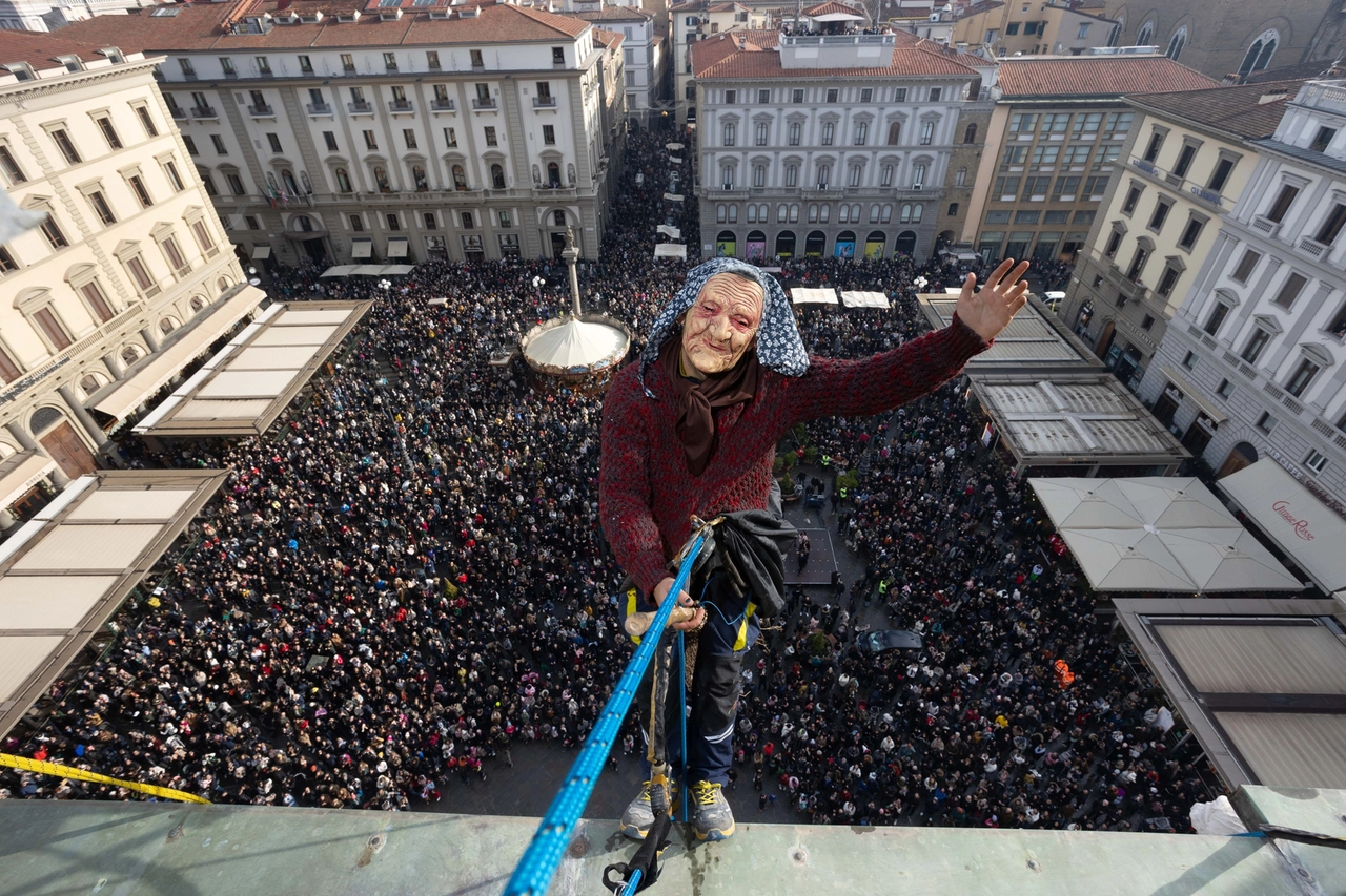 Befana di Confcommercio in piazza della Repubblica.
