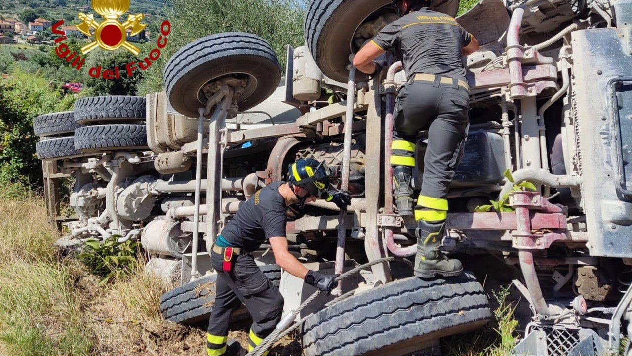 La betoniera rovesciata (Foto vigili del fuoco)