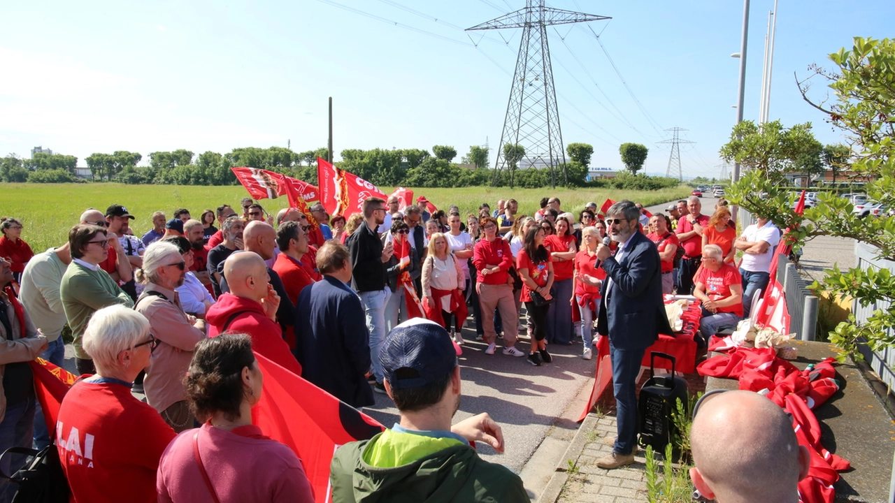 Una manifestazione davanti all’azienda