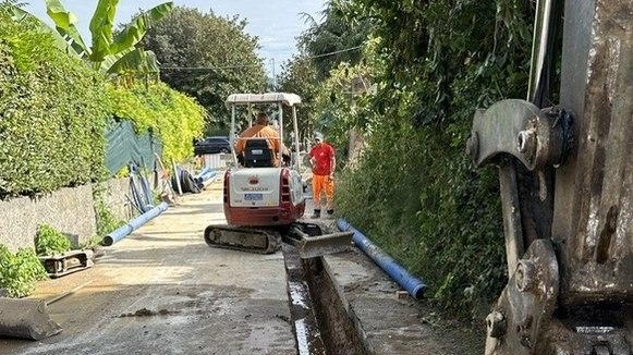 Gli operai al lavoro sulla rete idrica in via Fondi dove si concentra un investimento importante