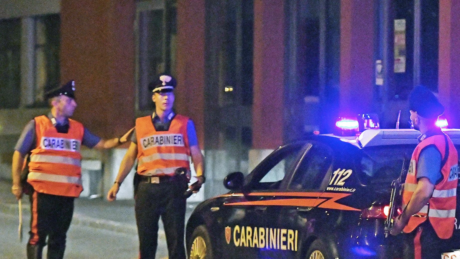 Rissa al circolo Toniolo a Ponsacco: tre uomini si sono picchiati e lanciati bottiglie di birra. Intervenuti i carabinieri, uno identificato. Indagini in corso con l'ausilio delle telecamere. Solidarietà da parte della comunità locale.