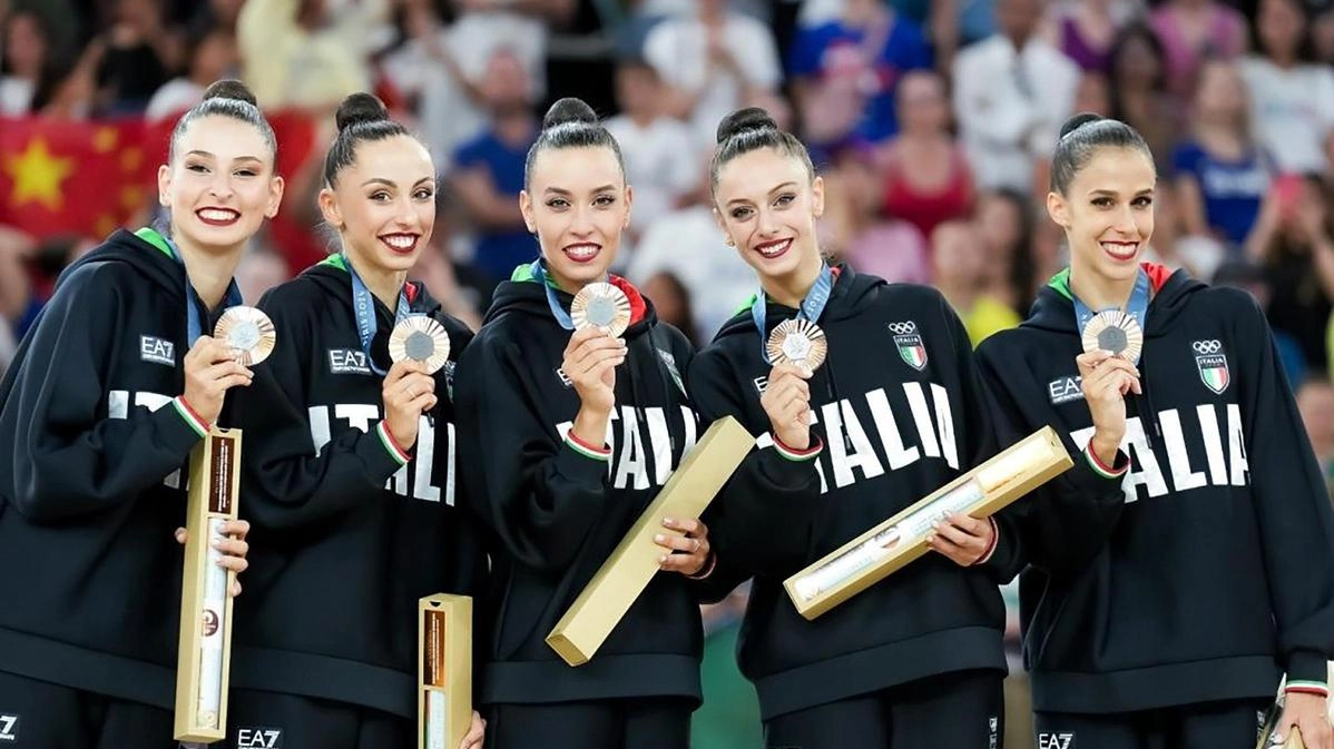 Le «Farfalle» sul podio alle Olimpiadi di Parigi dove hanno conquistato la medaglia di bronzo nell’All Around» a squadre dietro la Cina e Israele