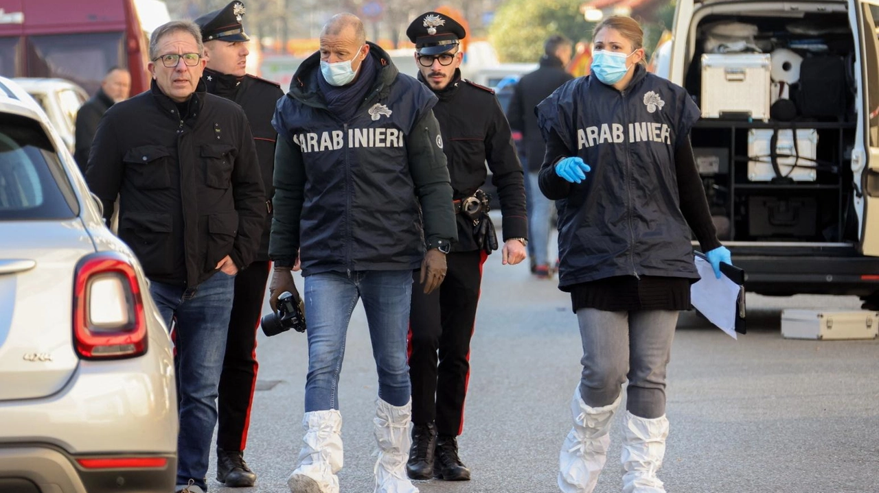 I carabinieri, coordinati dal pm Antonio Natale, stanno setacciando le videocamere della zona alla ricerca di prove