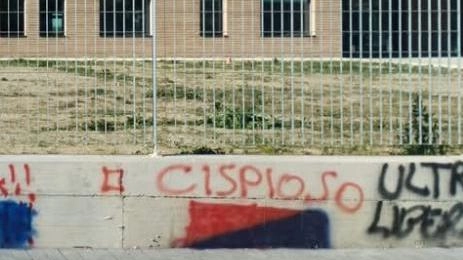 Il muro di cinta del nuovo liceo Montale imbrattato da una serie di scritte. Il sindaco ha denunciato l’accaduto