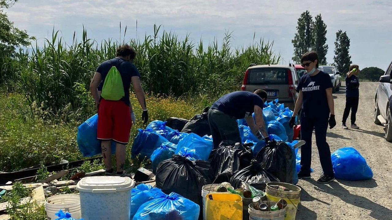 Volontari all’opera in una delle giornate dedicate alla raccolta dei rifiuti, soprattutto plastiche, abbandonati sul territorio comunale