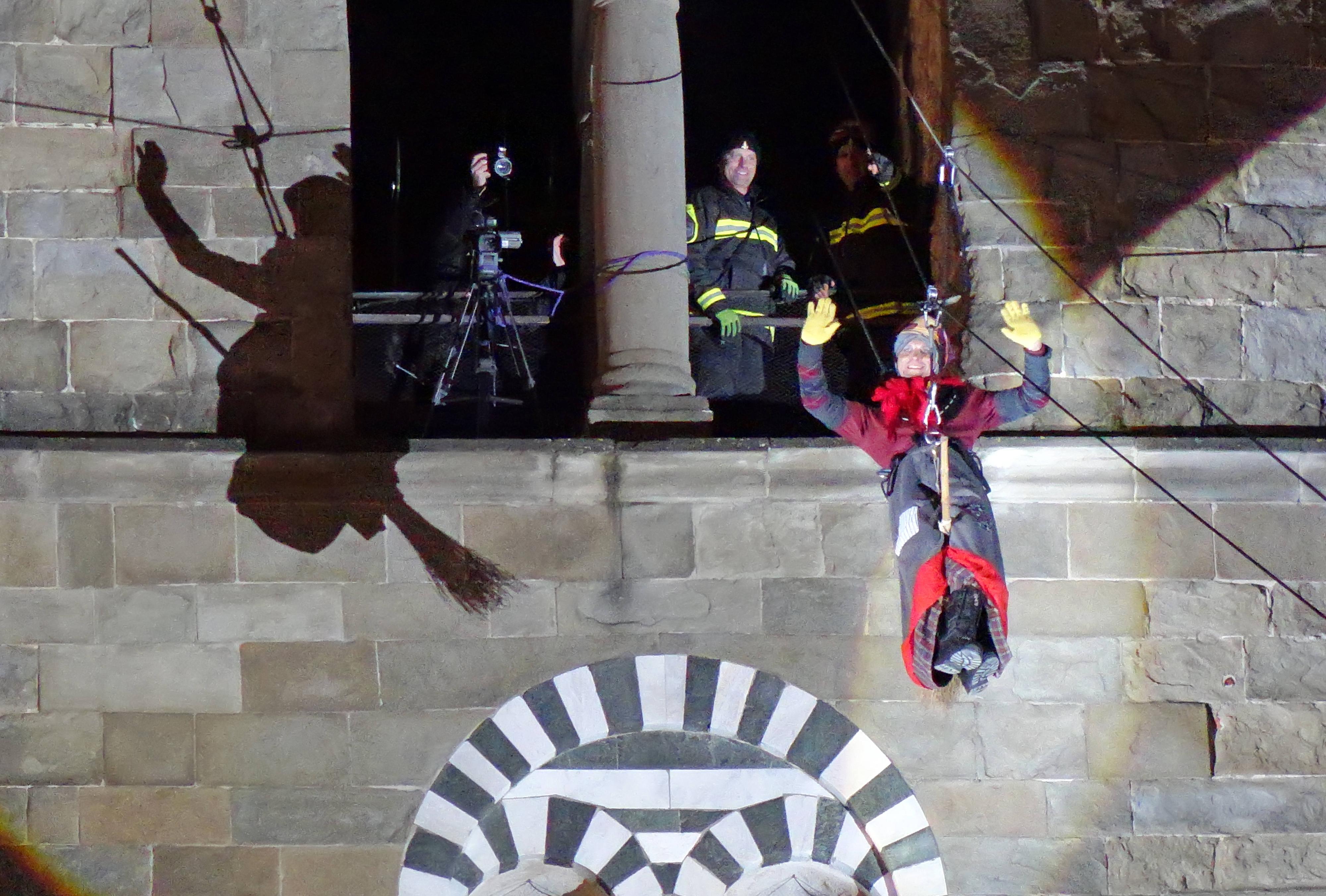 Pistoia, la Befana scende dal campanile