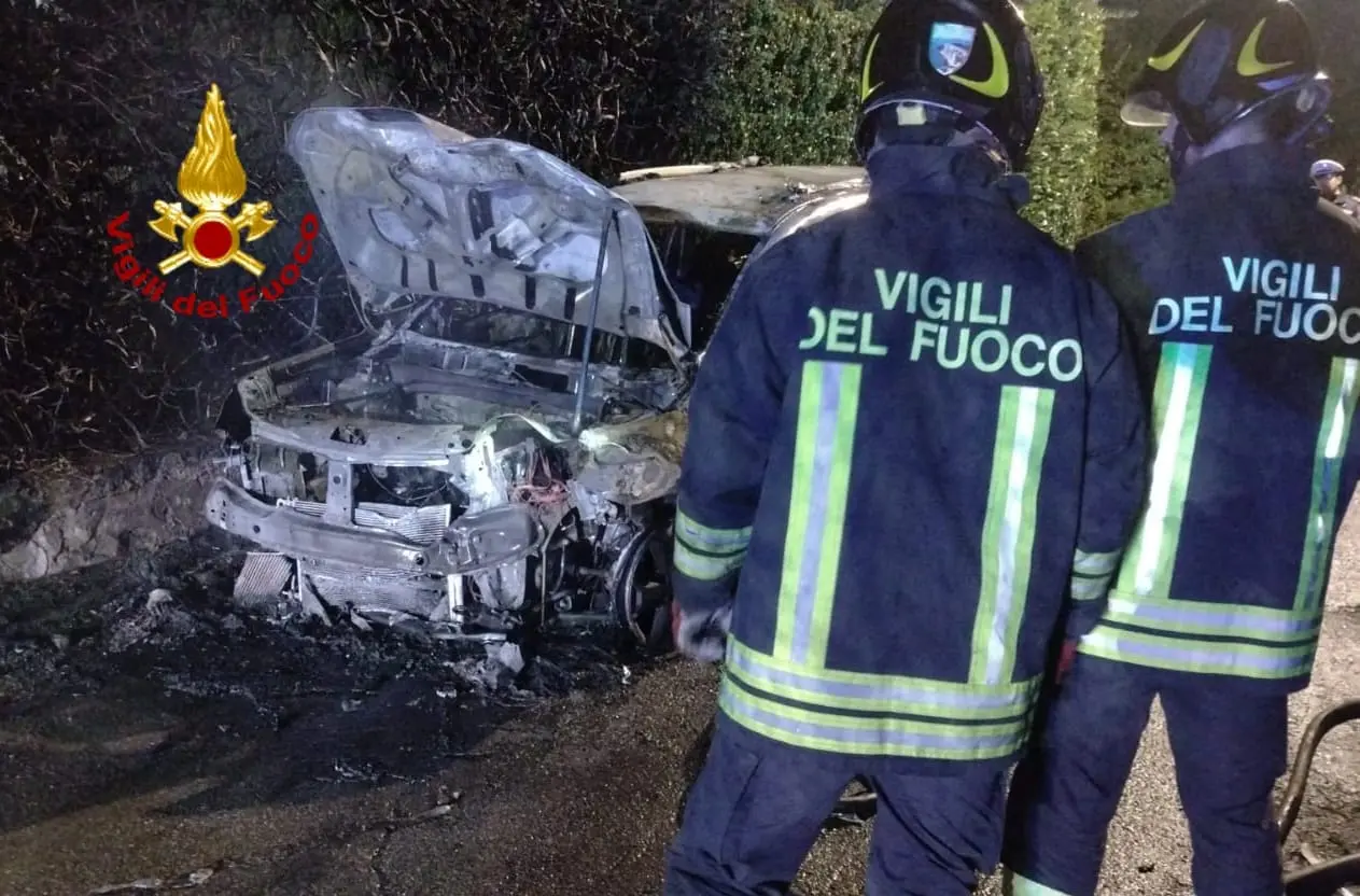 Auto in fiamme dopo un incidente stradale, arrivano i vigili del fuoco