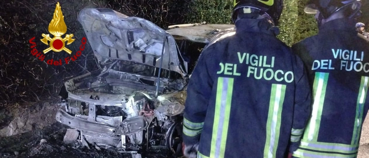 Auto in fiamme dopo un incidente stradale, arrivano i vigili del fuoco