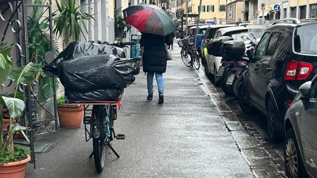 Sacchi pieni di lenzuola e asciugamani destinati agli appartamenti turistici, gestiti dalle ditte di pulizia