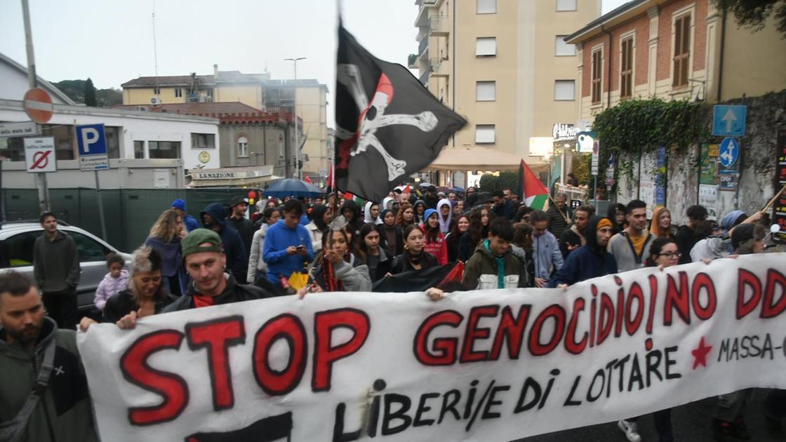 In 400 per difendere la Palestina. Corteo antifascista in centro. Riflettori contro la guerra